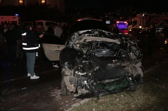 Freni boşalan vinç, 6 aracı biçti: 7 Kişi yaralandı